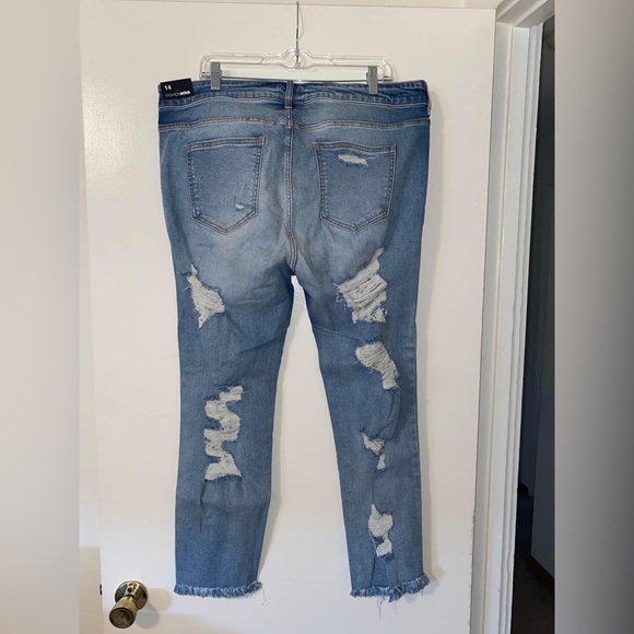 Fashion Nova Ripped Skinny Jeans Size 14 Plus - Picture 5 of 5
